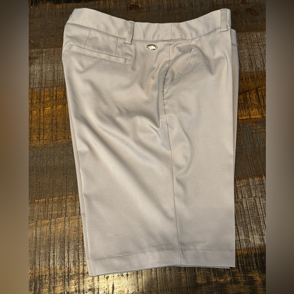 Womens Greg Norman Brand Golf Shorts 9” Inseam Light Gray Color Size 6